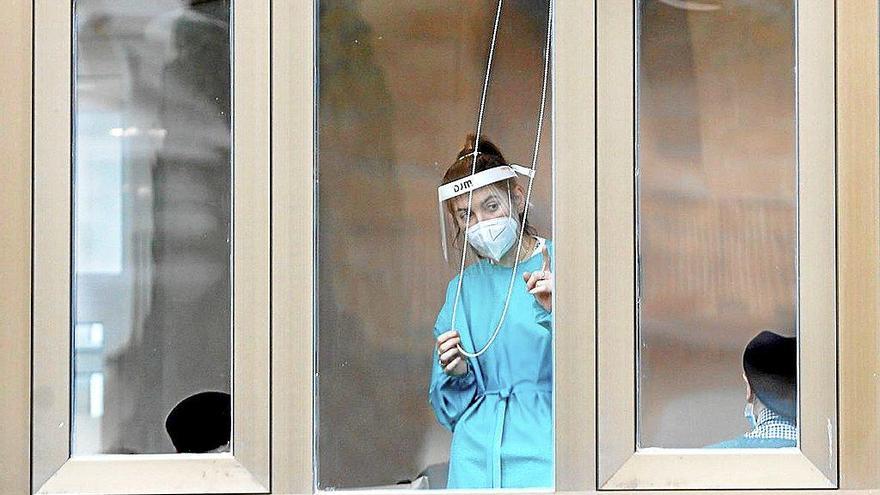 Una trabajadora del centro Santa Ana de Zarautz se asoma a la ventana. Foto: Efe