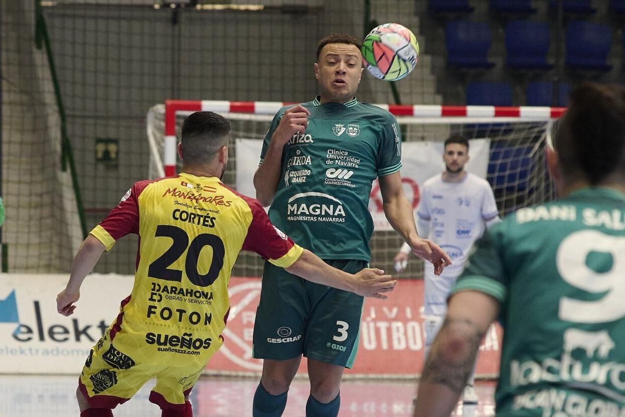 Juninho controla el balón ante Cortés.