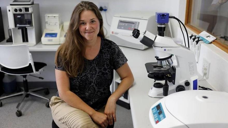 La veterinaria Isabel Callealta Rodríguez, posa en su laboratorio en Britz (Sudáfrica).