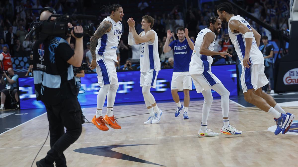 Jugadores de Finlandia celebran su clasificación para semifinales del Eurobasket