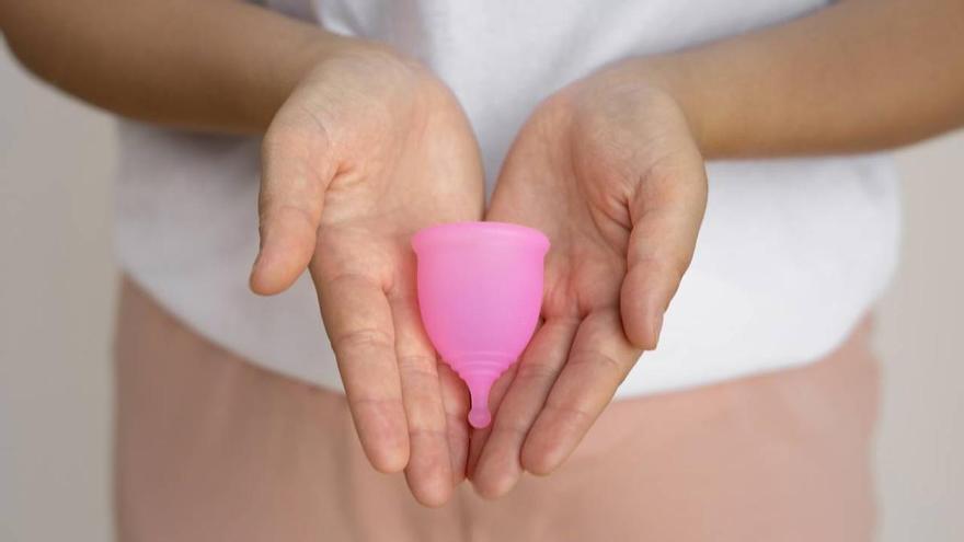 Esto es lo que dice una ginecóloga sobre dormir con la copa menstrual: "Puede confundirse"
