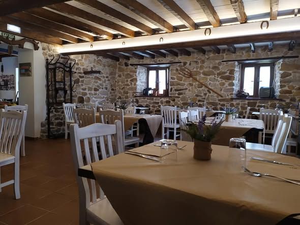 El comedor interior, de alma rústica, resulta acogedor.