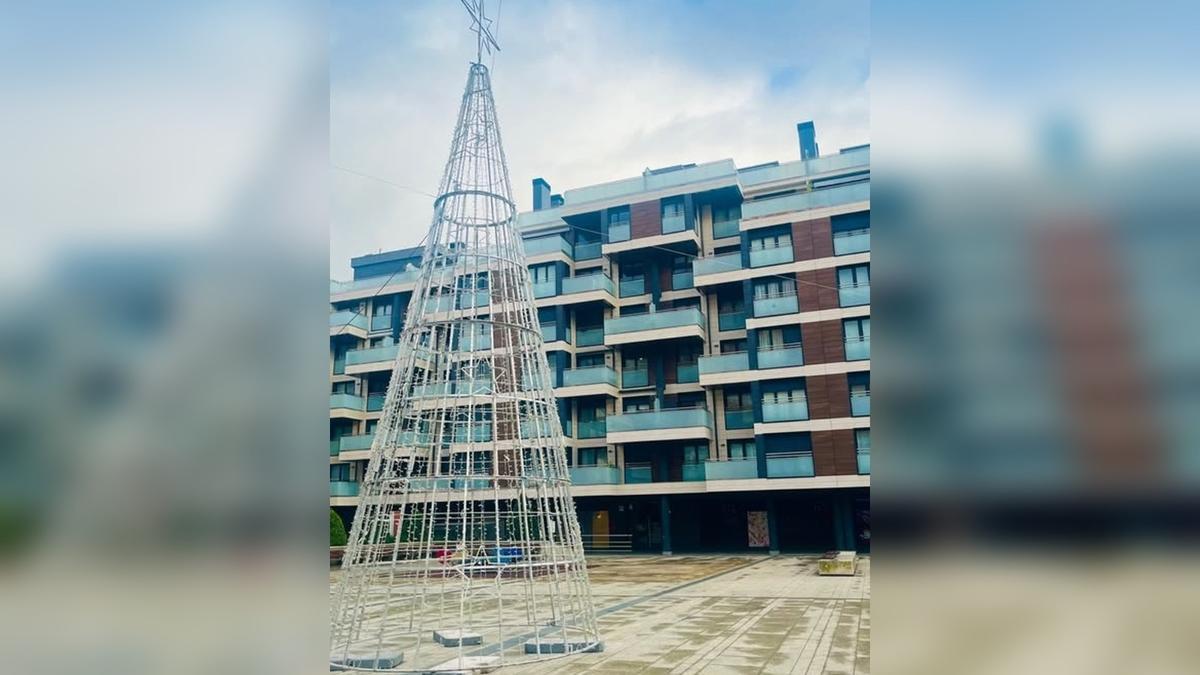 El nuevo Árbol de Navidad de la plaza Arizgoiti mide 8 metros