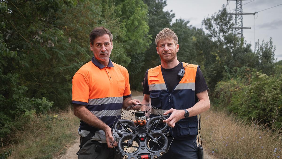 Aitor Irulegui y Aitor Arretxe, con el dron que realiza las inspecciones por los colectores.