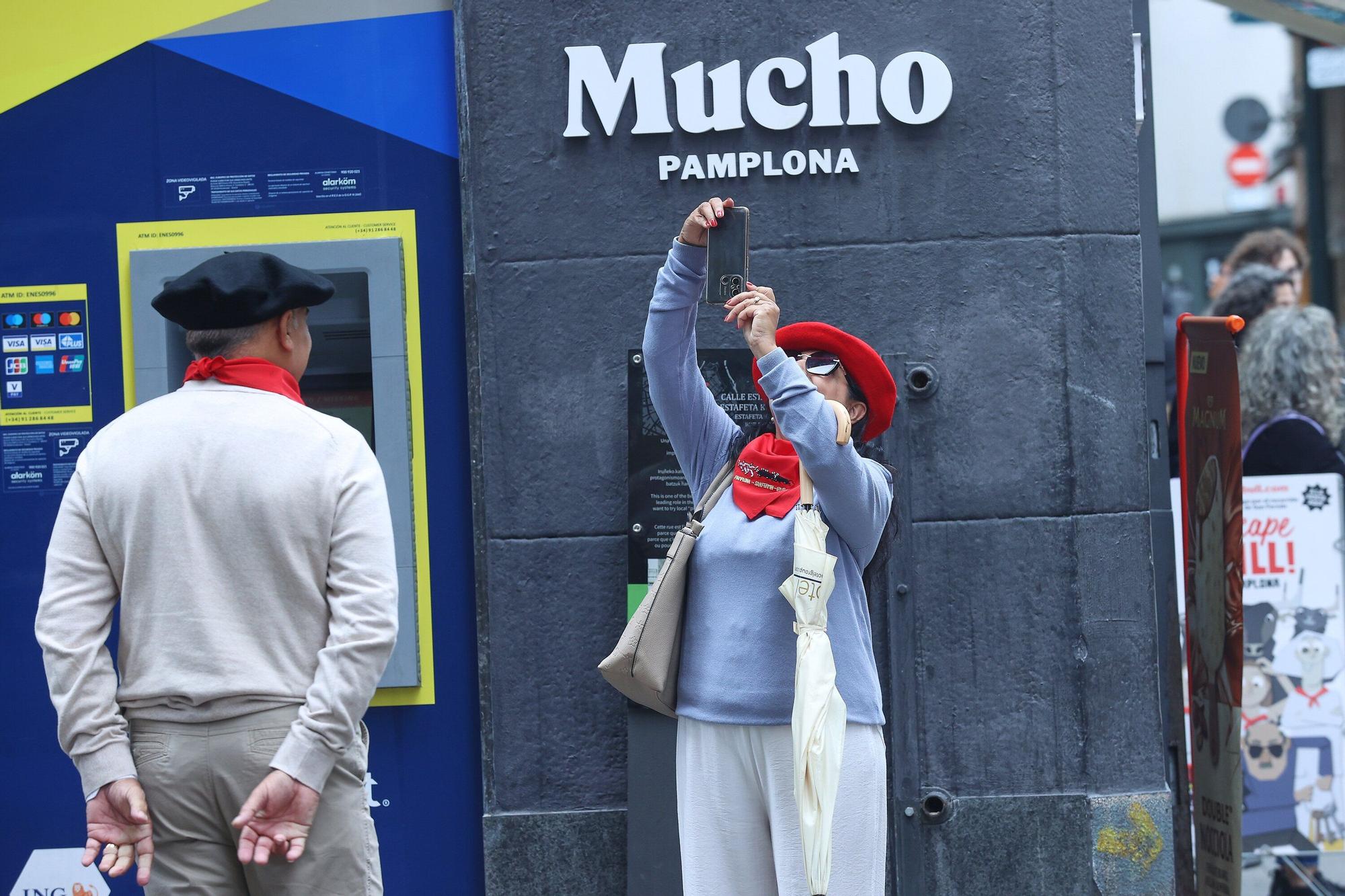 Turistas pasean por el Casco Viejo de Pamplona