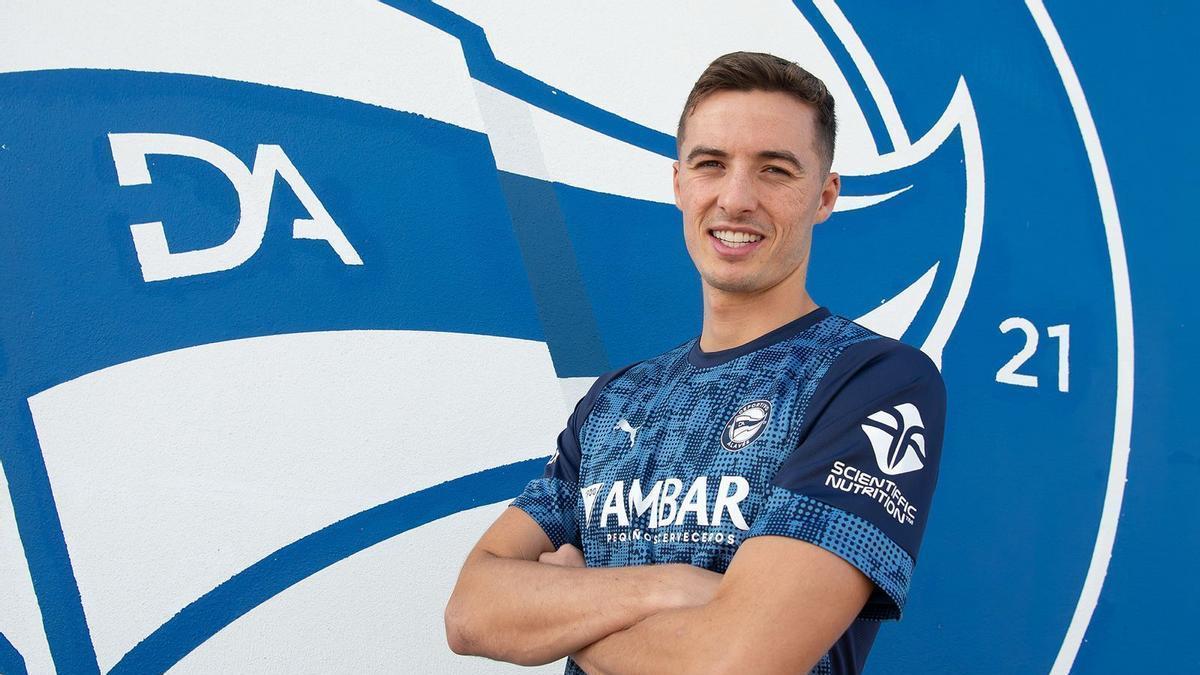 Jon Pacheco posa con la camiseta del Alavés a su llegada a Vitoria-Gasteiz.
