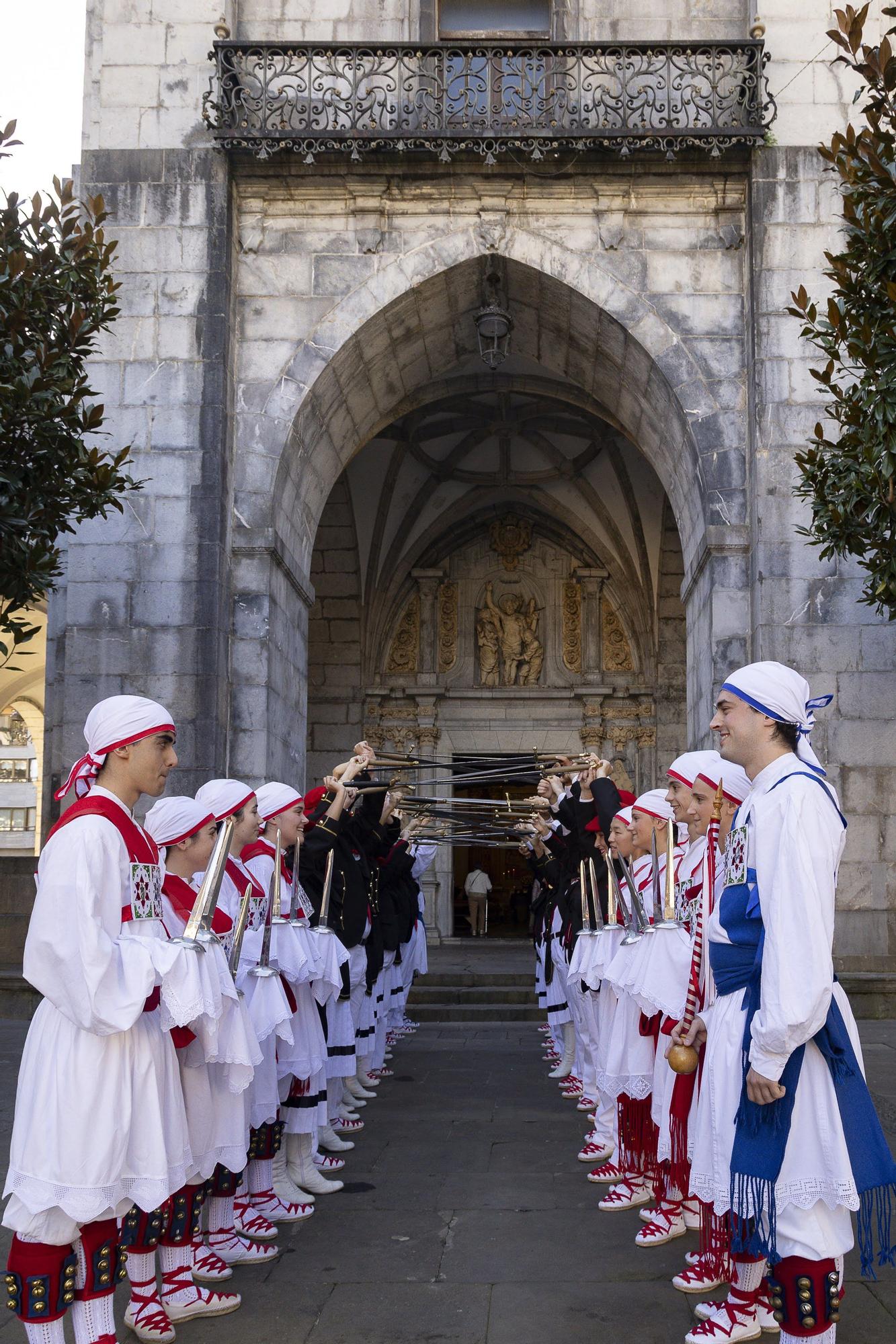 Elgoibar baila al ritmo de las espadas de la celebración de la Virgen del Rosario