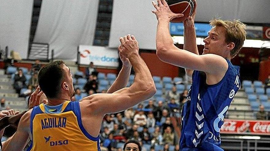Henk Norel, en una acción ofensiva en el partido ante el Gran Canaria.