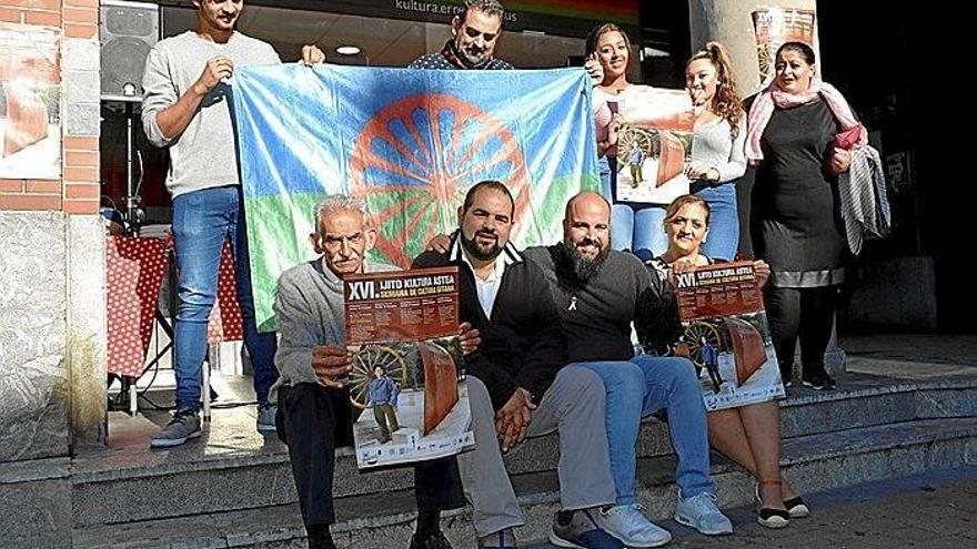 Miembros de Kamelamos Adiquerar y el edil de Cultura, ayer.