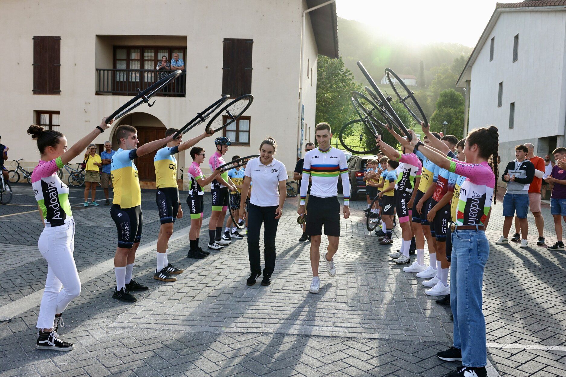 Gran recibimiento a Eñaut Urkaregi en Larraul