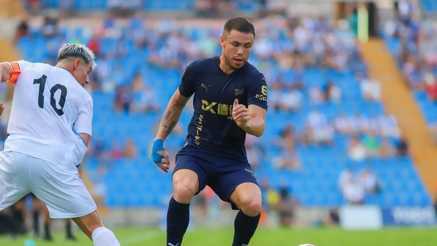 Una lucha encarnizada en el ataque del Alavés