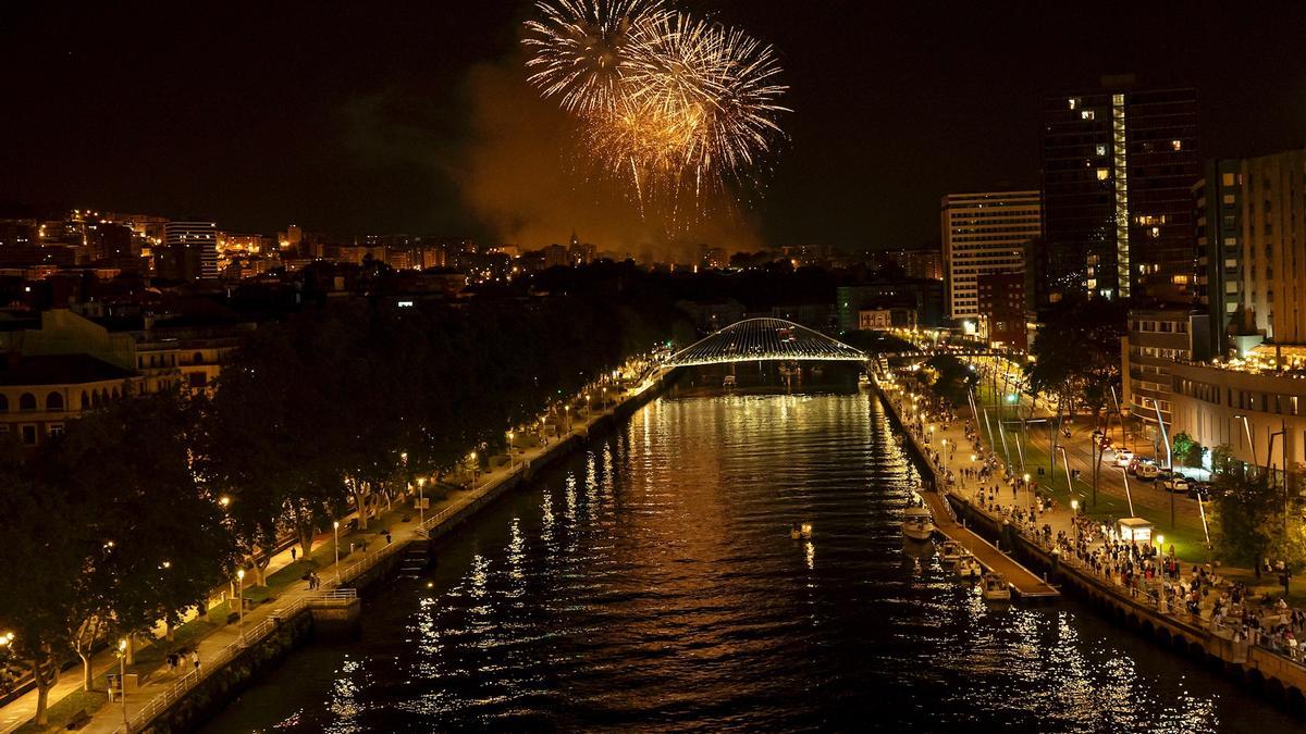 Los fuegos artificiales congregan a miles de personas en las noches de Aste Nagusia