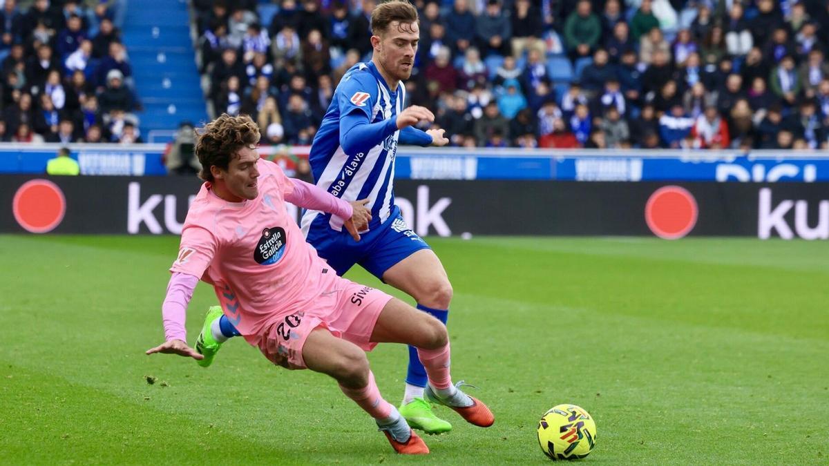 Toni Martínez presiona a Marcos Alonso en el último duelo ante el Celta.