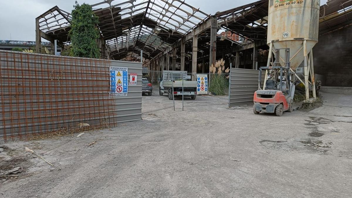 Avanza el derribo de pabellones en El Kalero. Avanza el derribo de pabellones en El Kalero.