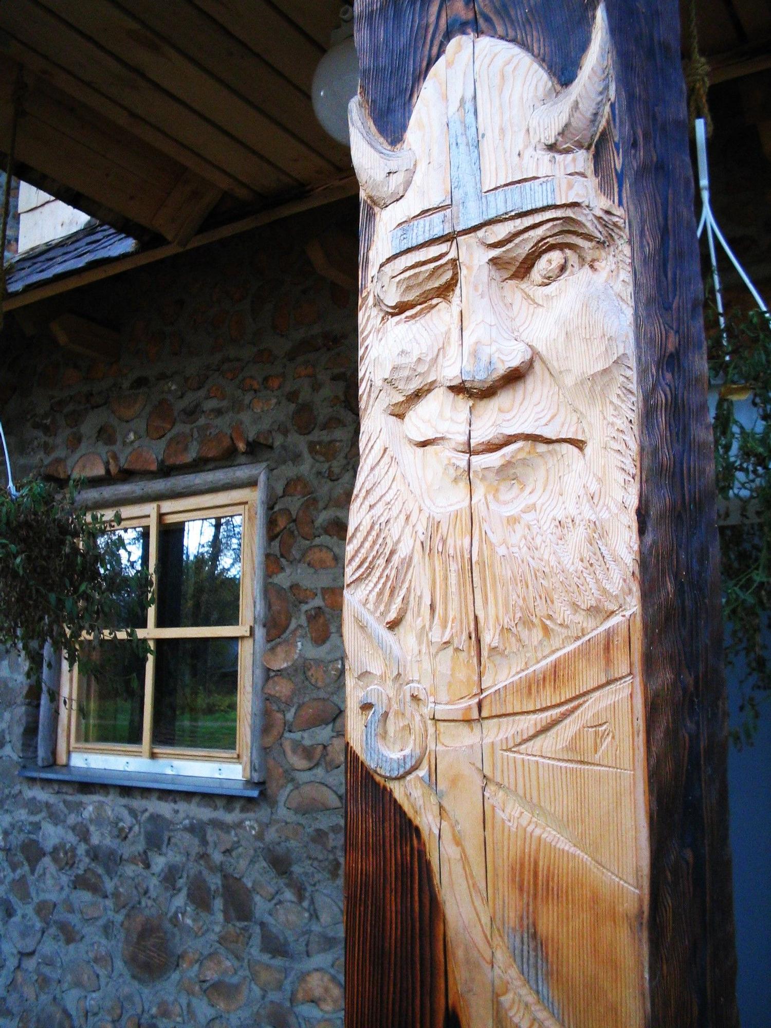 Tallas de madera con figuras de vikingos.