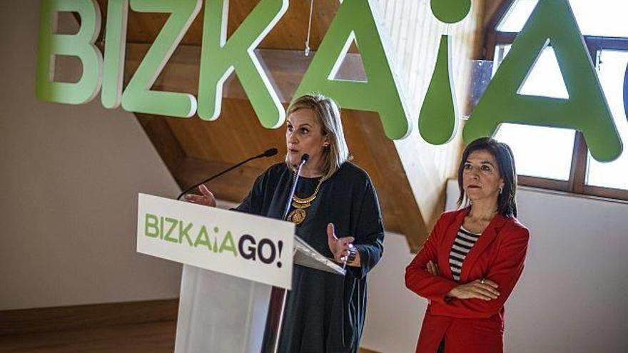 La presidenta del PNV en Bizkaia, Itxaso Atutxa (i), y la residenta del BBB, Izaskun Bilbao, participaron en la primera reunión &quot;BizkaiaGo!&quot;.
