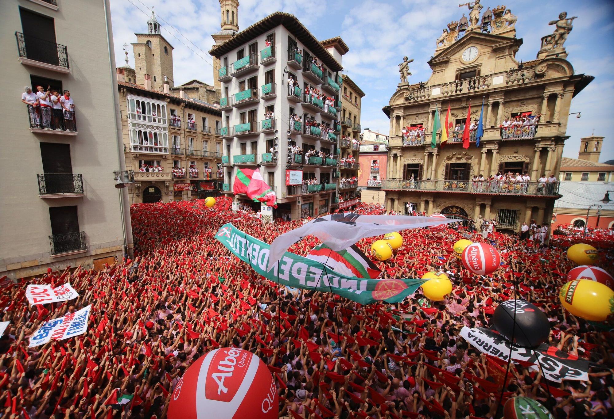 Fotos del  Chupinazo de San Fermín 2025 en Pamplona: ¡La fiesta más internacional se enciende con un grito solidario por Palestina!