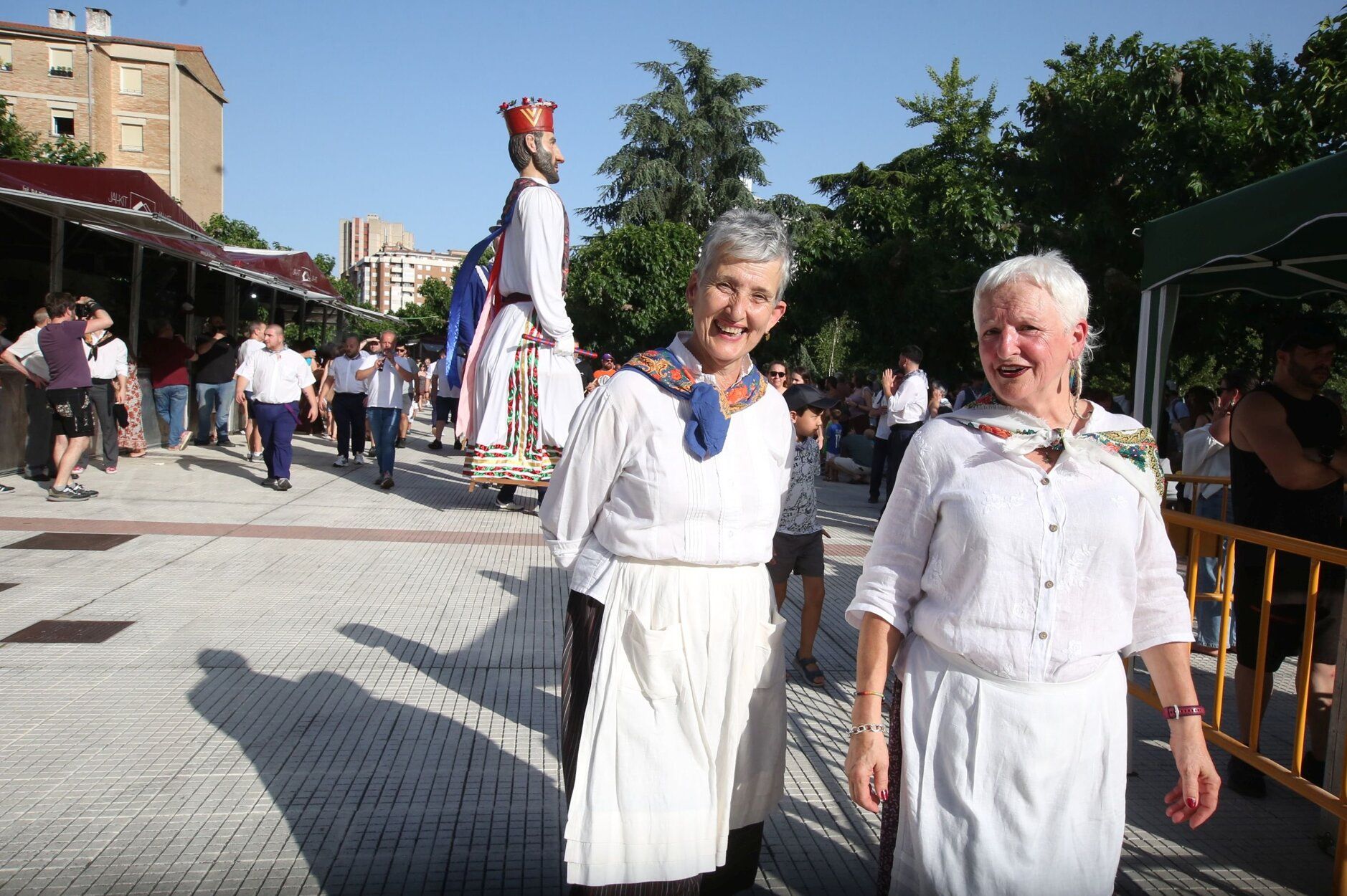 El chupinazo de fiestas del barrio de San Juan, en imágenes