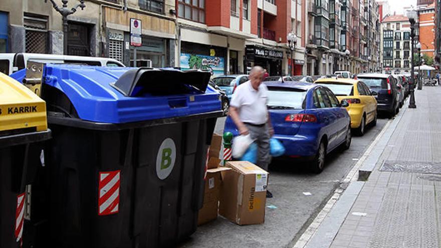 Un hombre, a punto de morir en un camión de recogida de papel en Bilbao