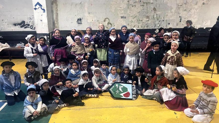 Txoritxu Alai Dantza Taldea. Encargados de la organización junto a Tronperri Dantza Taldea, el grupo durangarra acudió el día de ayer con toda su representación de niños y jóvenes. Así cerca de medio centenar de dantzaris estuvieron presentes en la plaza