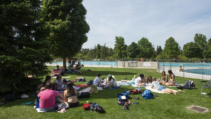 Las piscinas públicas y el entorno del Arga, protagonistas en la oferta municipal de campamentos de verano en agosto