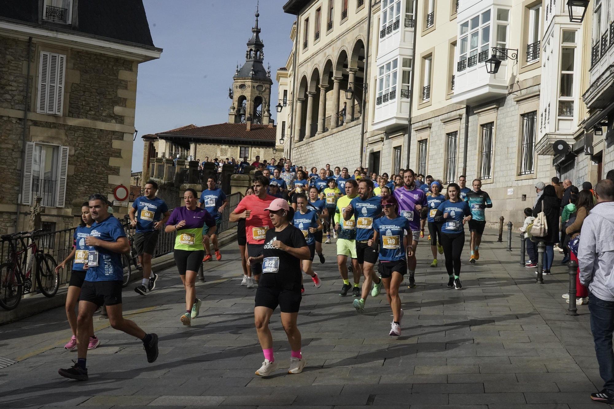 En imágenes: Miles de personas conquistan la Almendra de Gasteiz