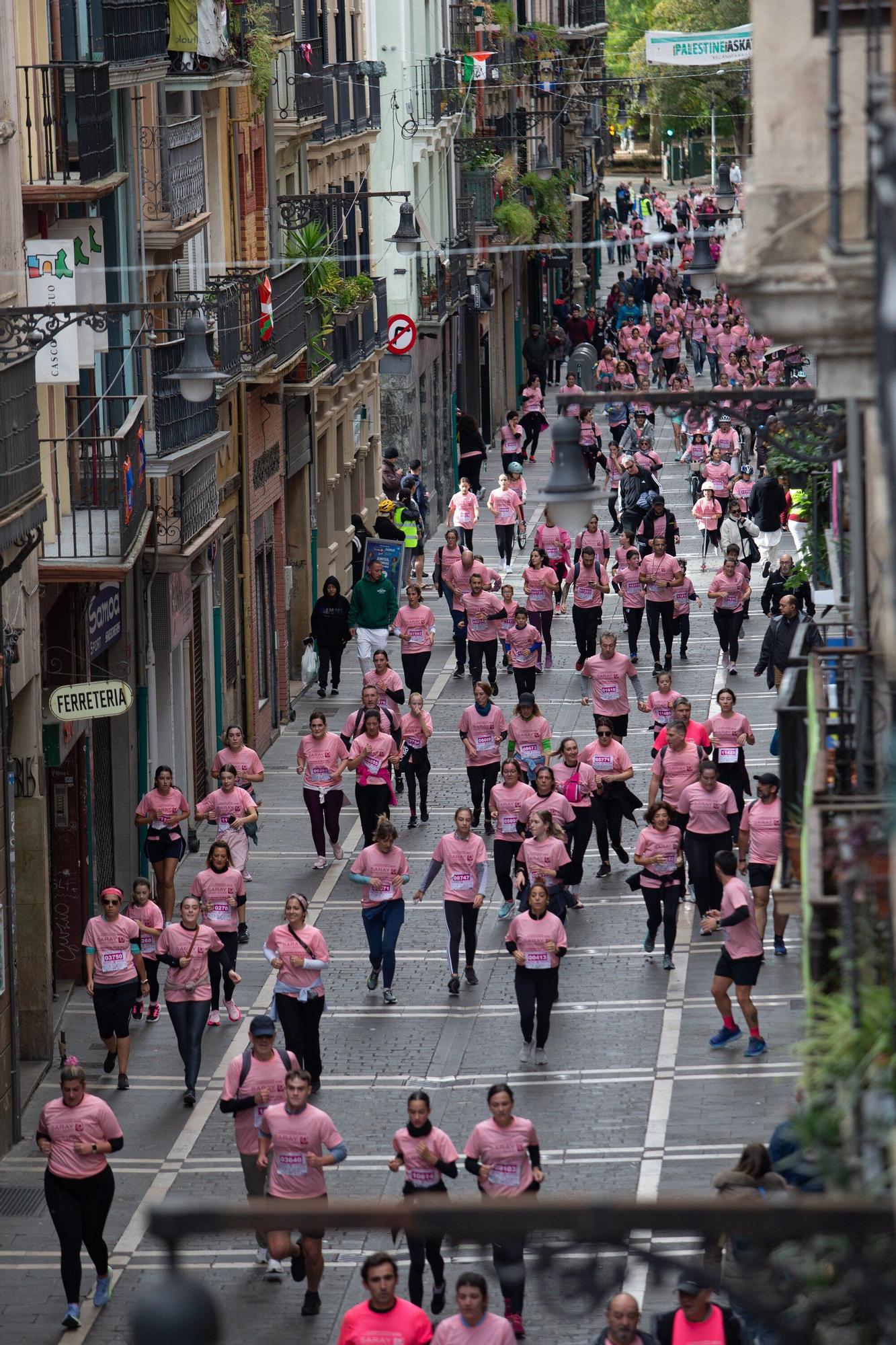 Una marea humana avanzando teñida de rosa por las calles de lo viejo.