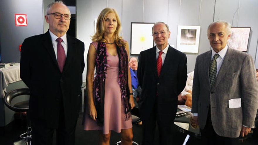 El doctor Hipólito Suárez, Paul Ortega y Lucy Domínguez no quisieron perderse la inauguración de la exposición en el hotel Ercilla.