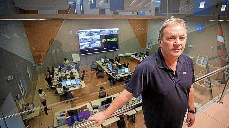 Gaizka Etxabe, técnico responsable de Riesgos y Emergencias, en el “centro madre” de SOS Deiak del barrio Txurdinaga de Bilbao.