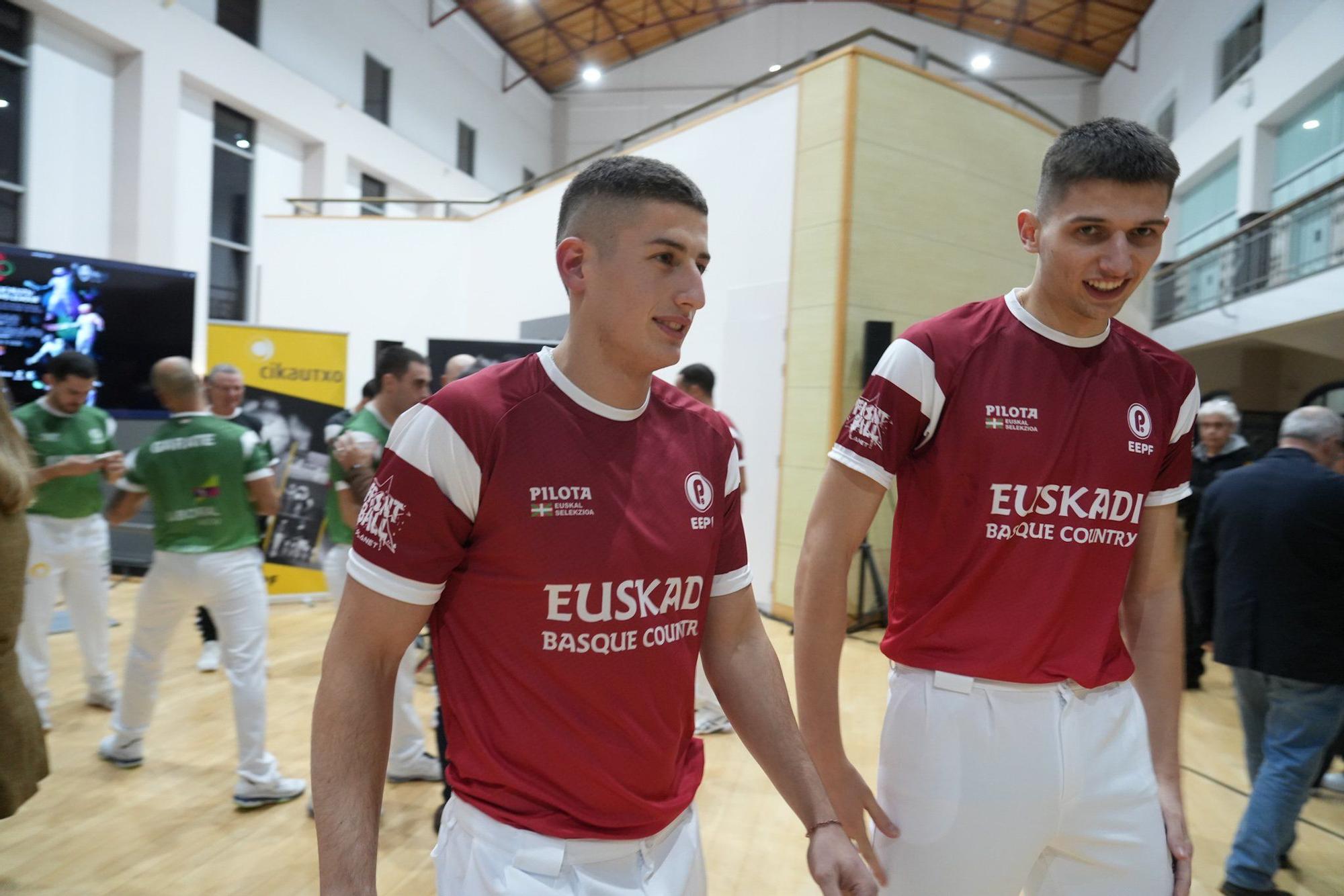 La Federación de Euskadi presenta a los pelotaris de Euskal Selekzioa que competirán en la Liga de Naciones de 36 metros en Bilbao.