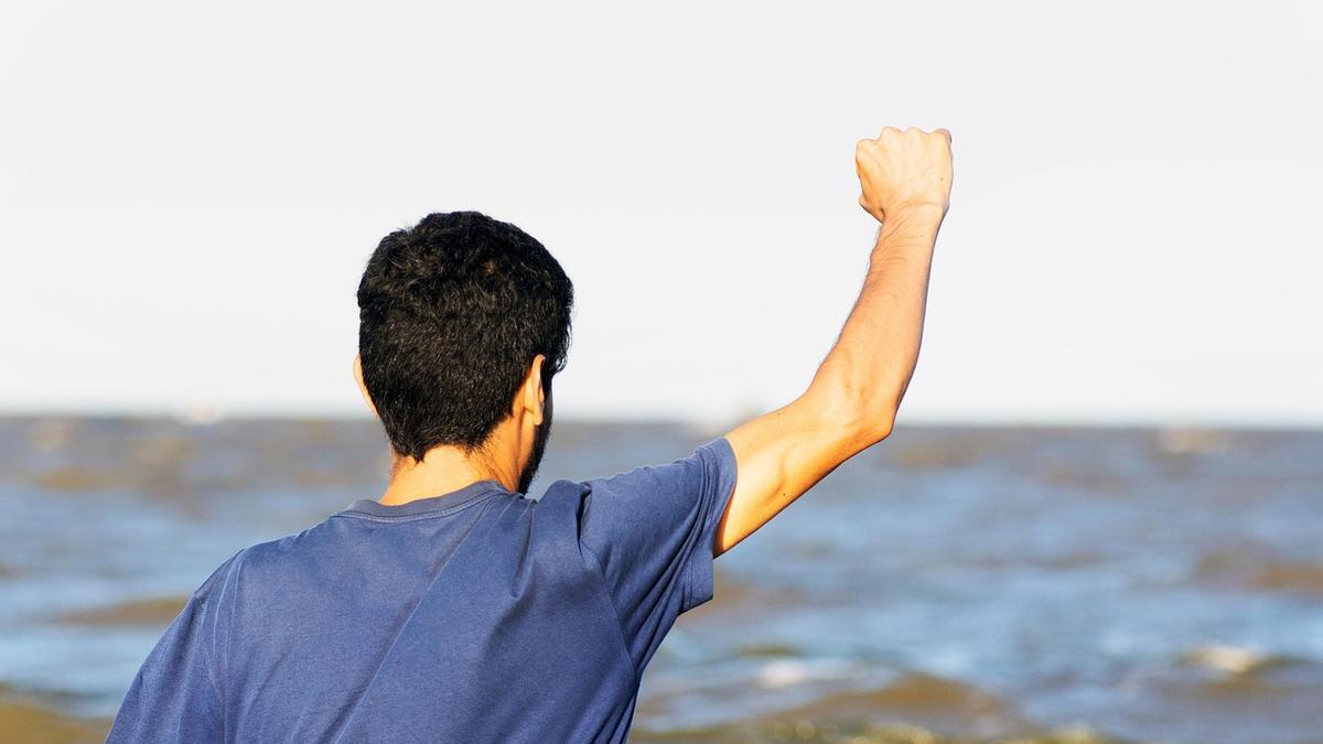 Imagen de un hombre ajeno a esta información antes de meterse en el agua