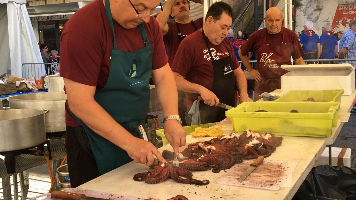 Zumaiarras cortando pulpo para la comida popular de una edición anterior del Olarro Eguna.