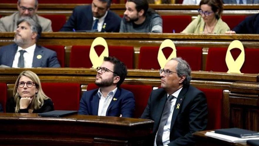 El presidente de la Generalitat, Quim Torra (d) ,el vicepresidente del Govern Pere Aragonès (c) y La consellera de la Presidencia, Elsa Artadi (i) observan el resultado de una de las votaciones del pleno del Parlament