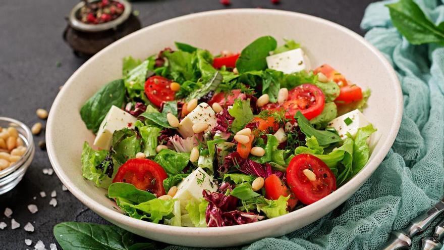 Estas ensaladas no son tan sanas como parecen y pueden perjudicar tu salud, según la OCU
