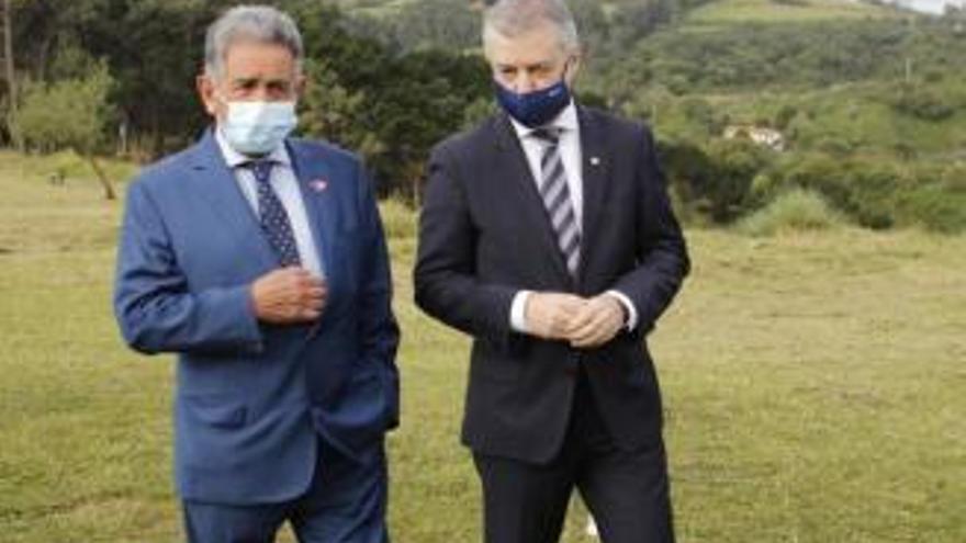 El lehendakari, Iñigo Urkullu, y el presidente de Cantabria, Miguel Ángel Revilla, escenificaron el pasado mes de junio la apertura de la muga tras durante la desescalada El lehendakari, Iñigo Urkullu, y el presidente de Cantabria, Miguel Ángel Revilla, escenificaron el pasado mes de junio la apertura de la muga tras durante la desescalada