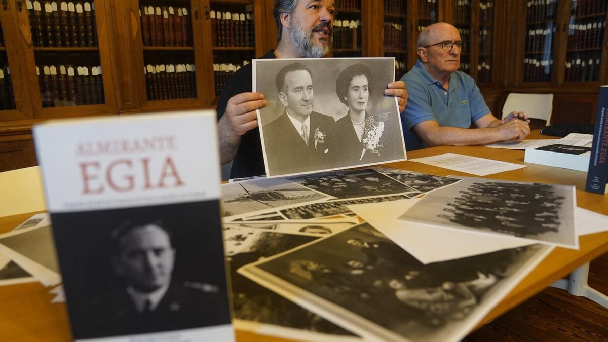 Irujo, en primer plano, y Etxezarraga, en la presentación del libro