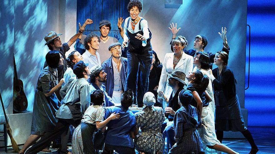 Un momento de un ensayo del musical &quot;Mamma Mía!&quot;.
