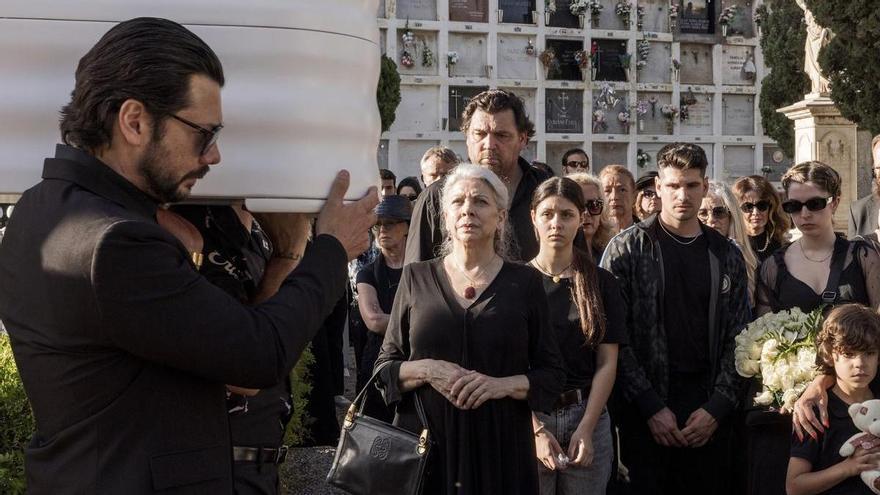 “Dos tumbas”, la fusión de Carmen Mola con actores de “La Casa de Papel”