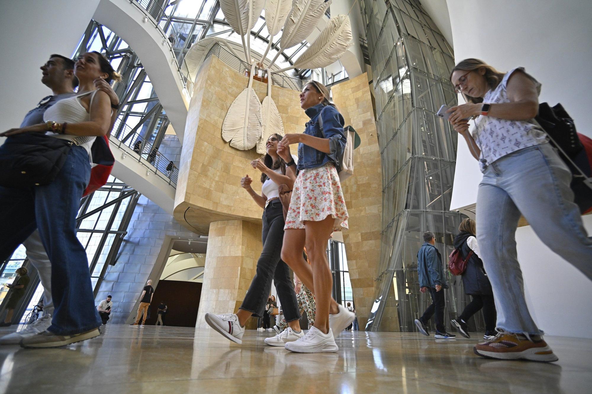 El Museo Guggenheim acoge a miles de visitantes en su 28º cumpleaños