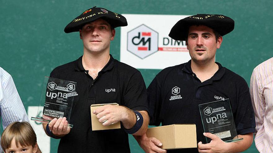 Emiliano Skufka (i) y Roberto Vidondo posan con sus premios en una final de la primera edición del Open UPNA.