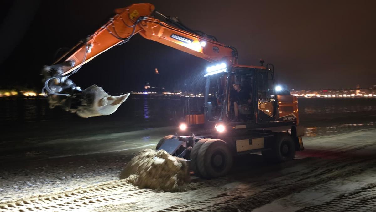 Una retroexcavadora durante la retirada de cascotes en Ondarreta