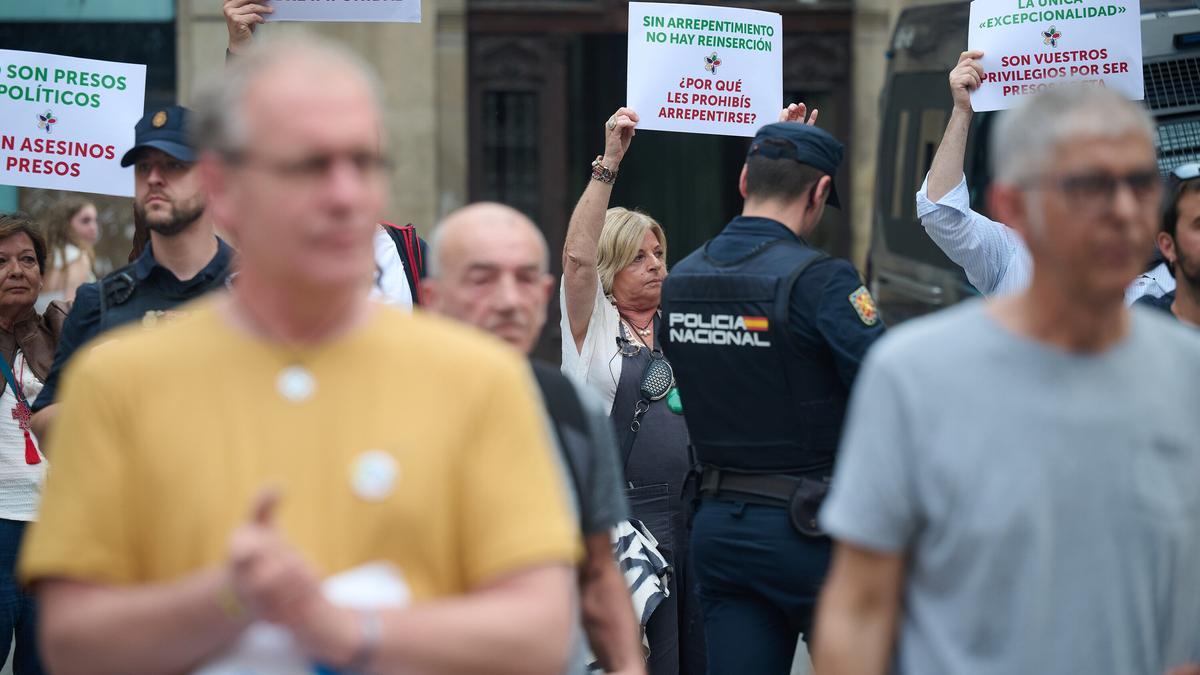 Miembros de Covite intentan boicotear el acto de la iniciativa &#039;Puzzlea osatu arte!&#039; para reclamar &quot;una resolución definitiva y el retorno a casa&quot; para los presos de ETA.