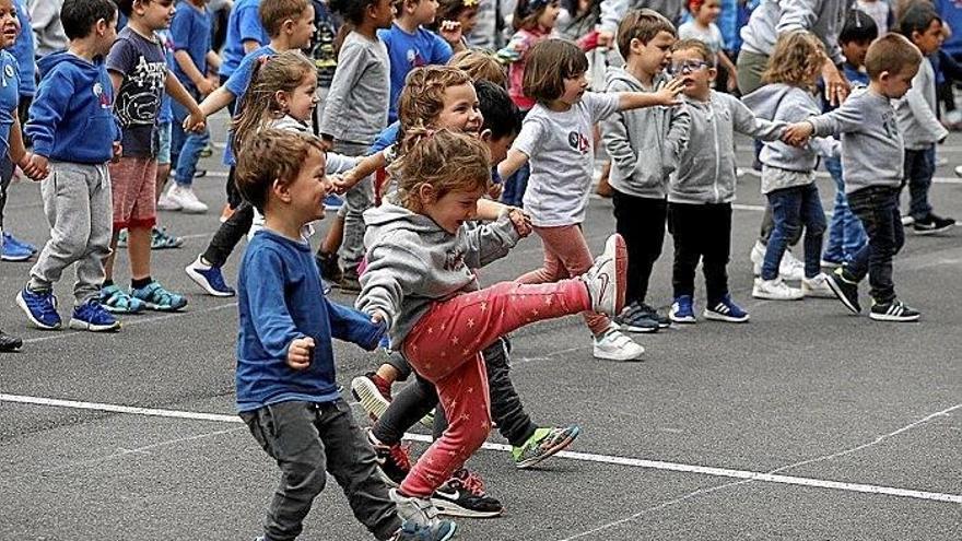 Behetik gora  eta goitik behera, Egia hauspotuz