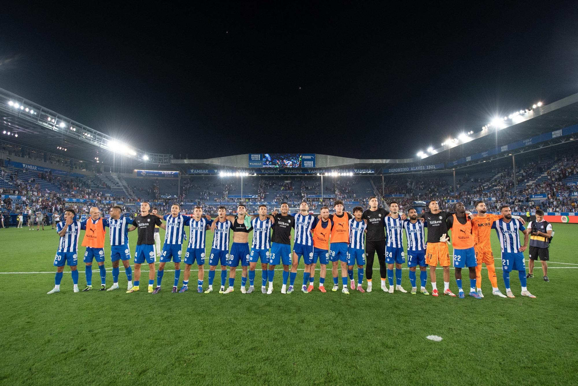 Foto familia jugadores Deportivo Alavés