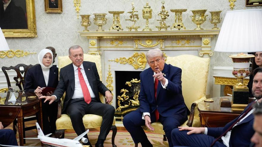 Trump insta a Erdogan a &quot;dejar de comprar petróleo&quot; a Rusia durante su encuentro en la Casa Blanca