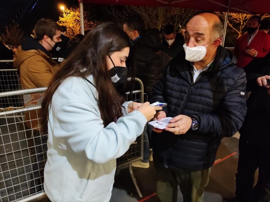 Escaneo del pasaporte covid en los accesos.