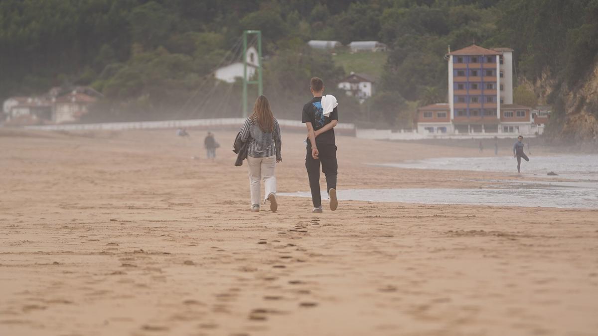 Varias personas pasean por la playa de La Arena, en Muskiz y Zierbena, una de los cuatro arenales en los que la limpieza se realizará de forma manual durante el invierno. Varias personas pasean por la playa de La Arena, en Muskiz y Zierbena, una de los cuatro arenales en los que la limpieza se realizará de forma manual durante el invierno.