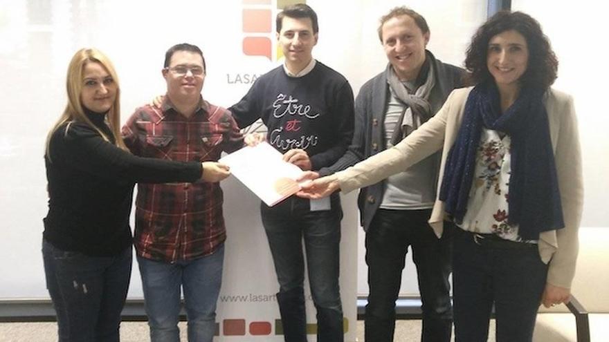Aitor Carrasco, junto a representantes del Ayuntamiento, de Atzegi y de Gureak.