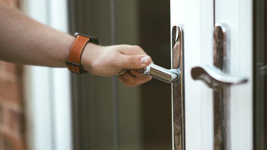 La Policía alerta: esto es lo que debes hacer si te encuentras un testigo de silicona o plástico en la puerta