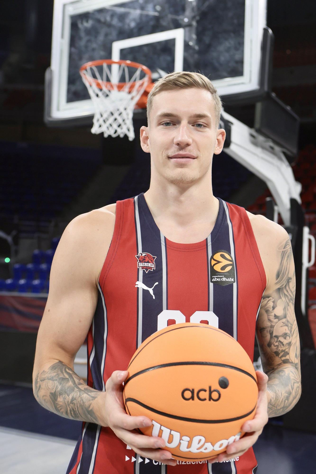 Luka Samanic posa en el Buesa durante su entrevista con DNA